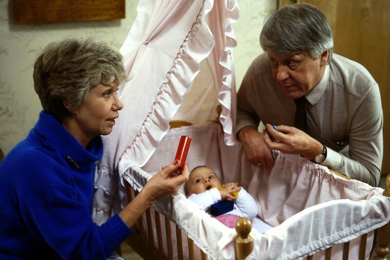 Klein-Katharina ist wieder einmal in der Obhut der Großeltern. Eberhard (Stefan Orlac) denkt auch an die geistige Entwicklung seiner Enkelin und hat einen Farb-Intelligenztest besorgt. Hannelore (Maria Sebaldt) übernimmt gern die Omapflichten, obwohl sie sich zur Zeit ein wenig krank fühlt. – Bild: ZDF und Barbara Oloffs/​Terranova