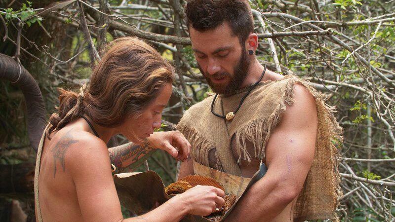 Dan showing Cheeny the honey comb. – Bild: 2022, Discovery, Inc. All Rights Reserved.