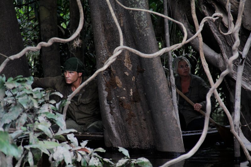Myke and Ruth on boat in mangrove. Intrepid couple Mykel and Ruth Hawke return with more survival scenarios in the second series of ÔMan, Woman, WildŐ. – Bild: Discovery Communications