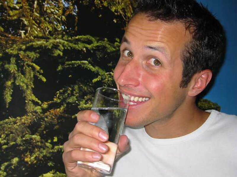 Willi Weitzel untersucht, wie das Wasser in den Hahn kommt. Dazu macht er sich auf den Weg zu den Münchner Stadtwerken. – Bild: BR/​megaherz gmbh