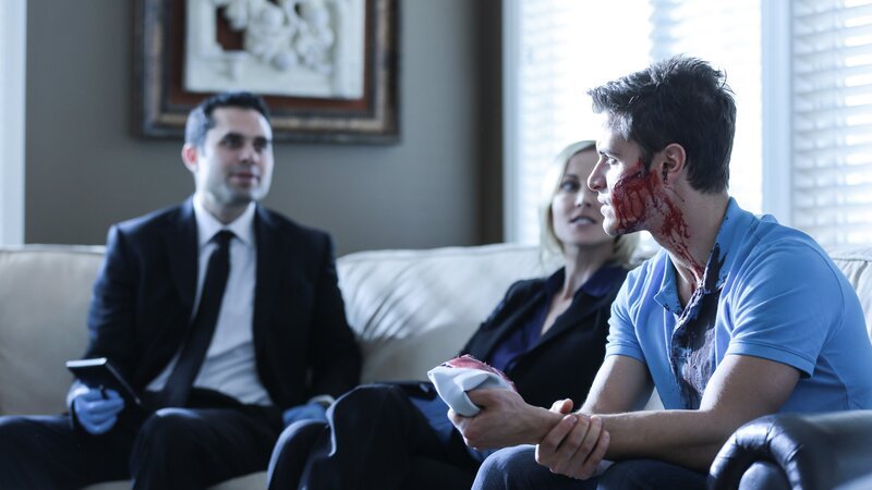 Mark Levine speaks with detectives after a vicious murder in the Levine family home. – Bild: Mike Mathis /​ Investigation Discovery /​ Discovery Communications