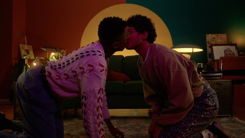 Clark (Kwaku Mills, l.) ist ein potentieller neuer Freund für Carry. Was Kash (Bilal Hasna, r.) allerdings nicht erahnt, ist: Clark ist schwul – und findet statt Carry eher Kash süß. – Bild: Copyright Disney Enterprises, In /​ ZDF und Copyright Disney Enterpr