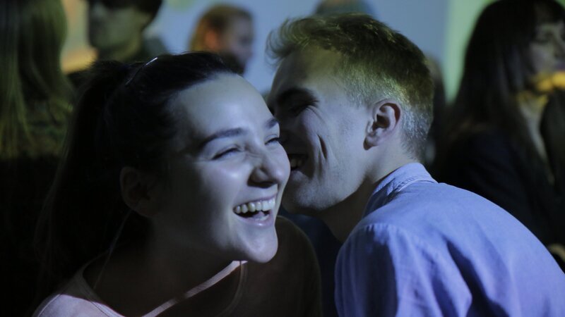 Auf einer Party trifft Klara (Darin Hagi) HM (William Greni Arnř) und kann seit langem endlich wieder loslassen. Doch die Freude hält nur kurz an, als Klara merkt, dass sie das Vergangene nicht so leicht abschütteln kann wie gedacht. – Bild: Wild Bunch