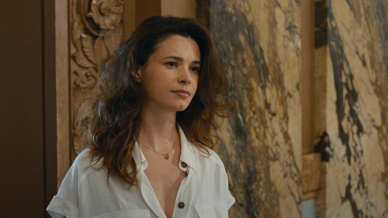 Die erfahrene Ballerina Louise Laurier (Maud Jurez) soll als prominente Unterstützerin helfen, den Streik weiter voranzubringen. Doch für sie steht viel auf dem Spiel. – Bild: ZDF und OCS and TELFRANCE&CIE