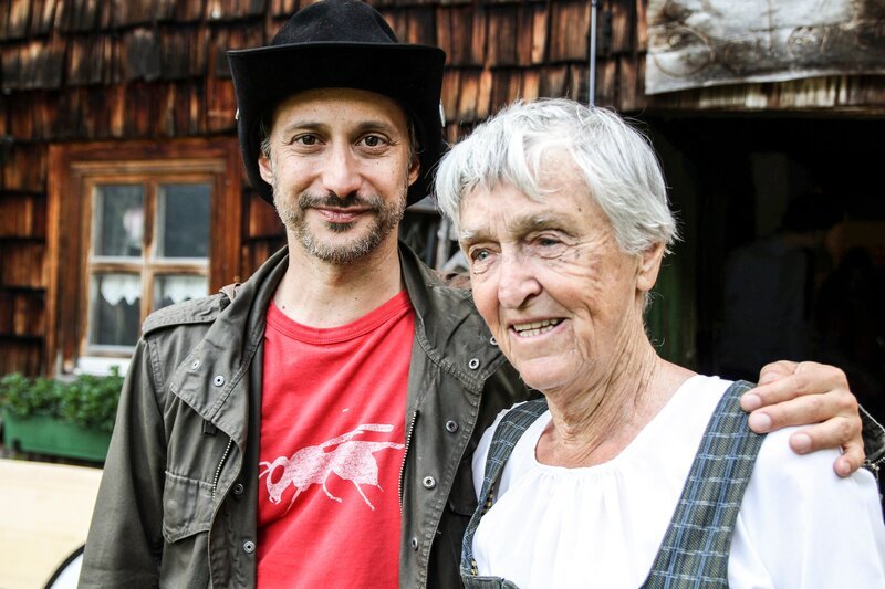 Michael Ostrowski (li) und Maria Pernthaner (re) auf der Seitenalm bei Abtenau – Bild: ServusTV /​ FCKW Filmproduktion