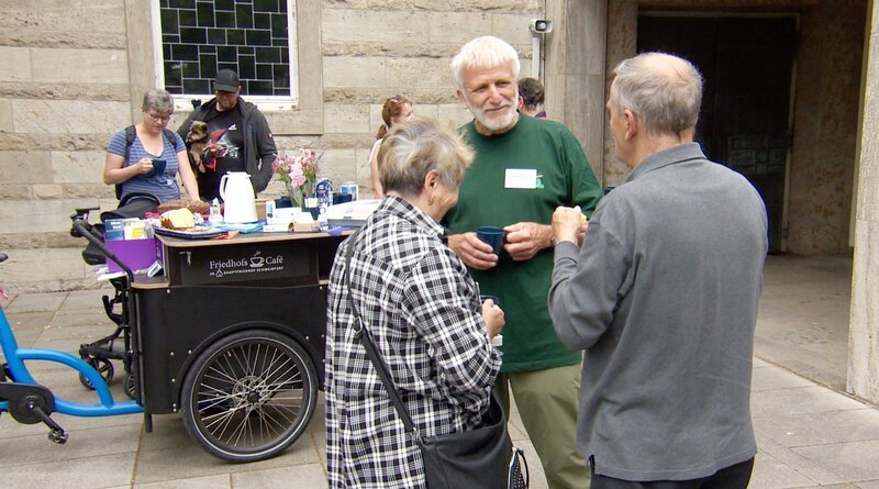 Menschen auf dem Friedhof; Screenshot – Bild: Anna-Lena Ils