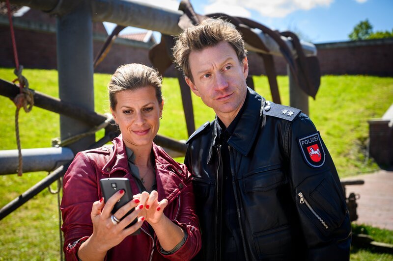 Henk Cassens (Maxim Mehmet) ist genervt, dass Apothekerin Insa Scherzinger (Theresa Underberg) ihren Einsatz fürs Ruderrennen zu einer Undercover-Ermittlung macht. – Bild: ZDF und Willi Weber