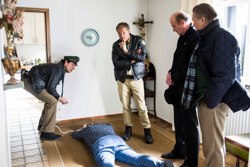 Staller (Helmfried von Lüttichau, l.) und Hubert (Christian Tramitz, m.) überlegen, was mit Alois Berger geschehen sein könnte. – Bild: TMG /​ Leonine /​ Chris Hirschhäuser