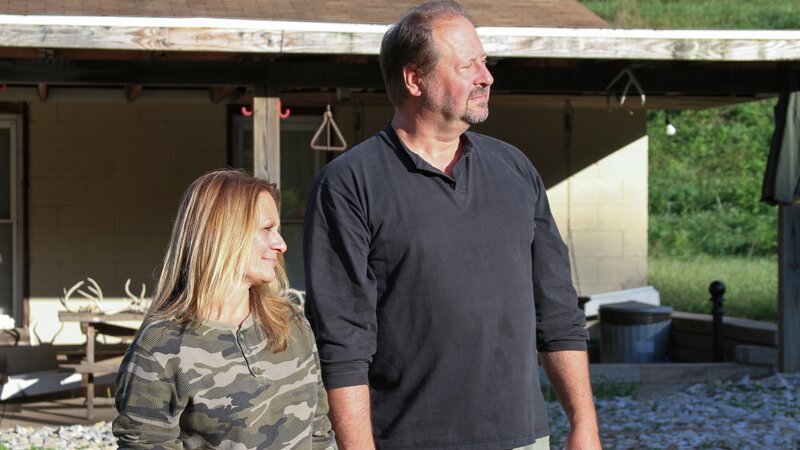 The witnesses welcoming the Appalachian Investigators of Mysterious Sightings team. – Bild: KurtZell /​ Discovery Communications