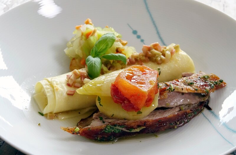 Starkoch Ali Güngörmüskochinterpretiert das Gericht von Konditormeister Max-Toby Welke neu. – Bild: HR