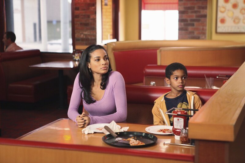 Während Gabrielle wegen ihrer Puppen-Besessenheit eine Therapie machen soll, versucht Bree alles, um Charlie (Sayeed Shahidi, r.) und Amber (Rochelle Aytes, l.) von Keith fernzuhalten … – Bild: Dieses Bild darf ausschließlich nach Maßgabe der Allgemeinen Geschäftsbedingungen für die Presselounges der Sender der ProSiebenSat.1 Media SE (AGB) genutzt werden. Die in den AGB festgesetzten Rechteeinschränkungen sind unbedingt  …