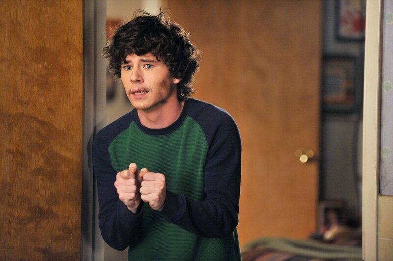 Sein Footballteam hat beschlossen, dass sie sich alle einen Bart wachsen lassen, doch bei Axl (Charlie McDermott) will einfach nichts wachsen … – Bild: Warner Brothers Lizenzbild frei