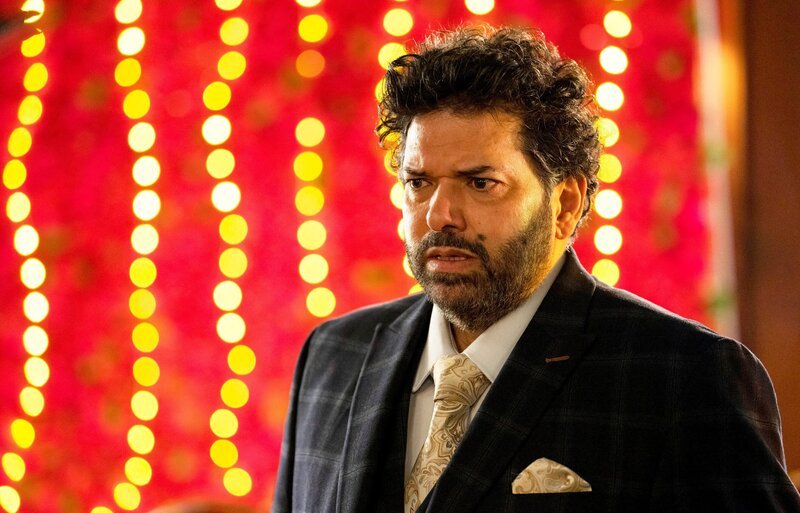 Glenn (Paul Tylak) ist fest entschlossen, alles für seine als Geiseln genommenen Freunde zu tun. Außerdem hat Harry den Ehering in der Tasche – und ohne Ring keine Hochzeit. – Bild: ZDF und Steffan Hill/​AcornTV.