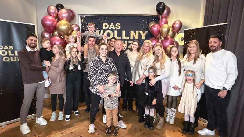 Zum 15-jährigen Jubiläum bei RTLZWEI erwartet die Großfamilie ein Tag voller Überraschungen: Erinnerungen, Emotionen, Humor und eine für die Wollnys eigens konzipierte Quizshow. – Bild: RTLZWEI