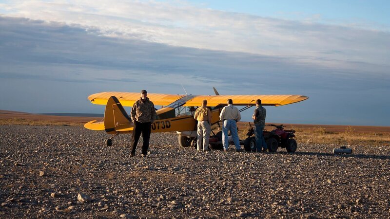Unloading passengers at Kavik River Camp. – Bild: Discovery Communications