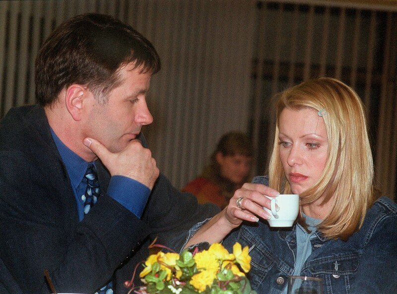 Der Verdacht einer HIV-Infektion verhärtet sich. Da ein Test nicht ohne das Einverständnis des Patienten vorgenommen werden darf, bittet Dr. Roland Heilmann (Thomas Rühmann, li.) Alexanders Freundin Linda (Katharina Kraushaar, re.) um Hilfe. – Bild: MDR/​Laue