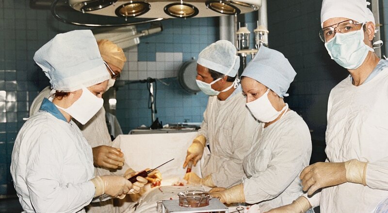 Ärzte führen eine Operation an einem Patienten aus – Bild: RTL /​ © Endemol Shine UK Ltd 2022