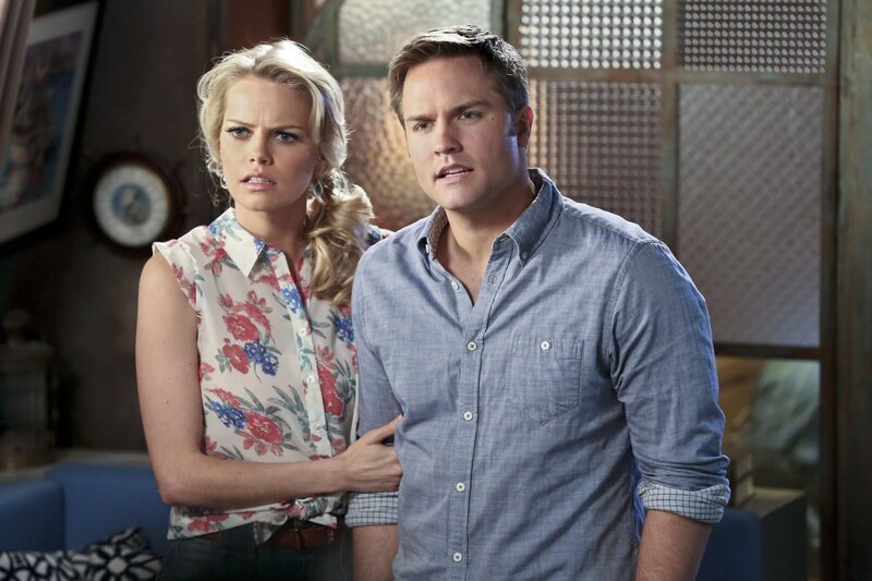 Tansy (Mircea Monroe, l.) und George (Scott Porter, r.) erhalten eine überraschende Nachricht … – Bild: Warner Bros.