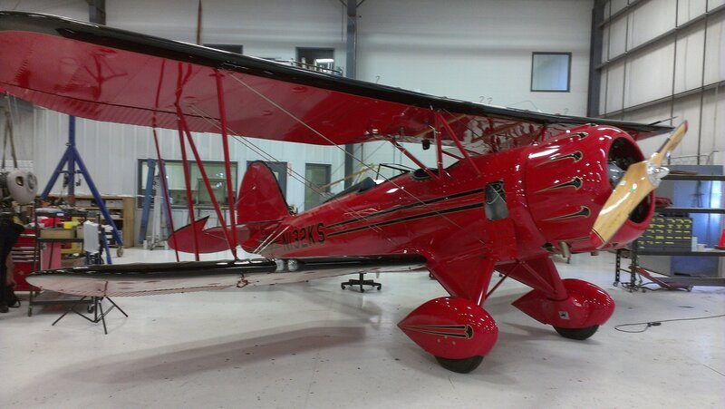 Red Waco YMF in hangar – Bild: Discovery Communications, Inc.