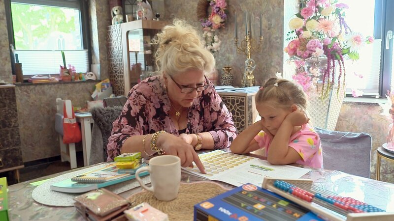 Cataleya soll eingeschult werden, doch Silvia und Harald schwanken zwischen Deutschland und der Türkei. – Bild: RTLZWEI