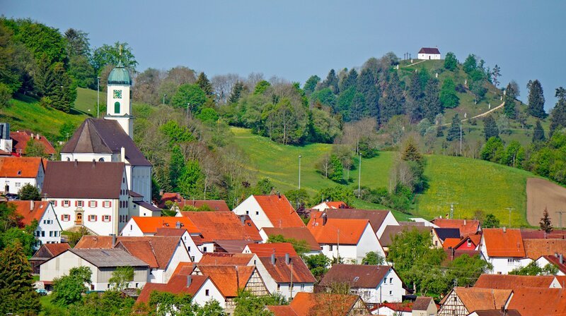 Salmendingen mit Salmendinger Kapelle (im Hintergrund). – Bild: SWR/​Jochen Schmid