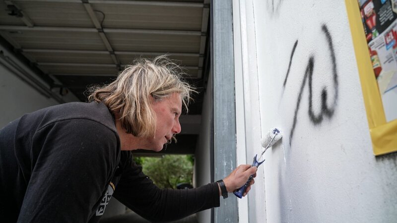 Jörg Hartmann paints a wall and removes graffiti – Bild: Warner Bros. Discovery, Inc. or its subsidiaries and affiliates