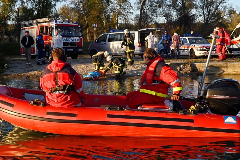 Großer Einsatz für die belgische Polizei: Eine Leiche wird geborgen, die in einem Fluss trieb. Nicht nur die Bergung ist kompliziert, auch die Klärung gestaltet sich schwierig. Denn zunächst weiß niemand, wer der Tote überhaupt ist. Nur eines ist sicher: Eine Spur führt nach Deutschland. – Bild: Saskia Pavek /​ ZDF