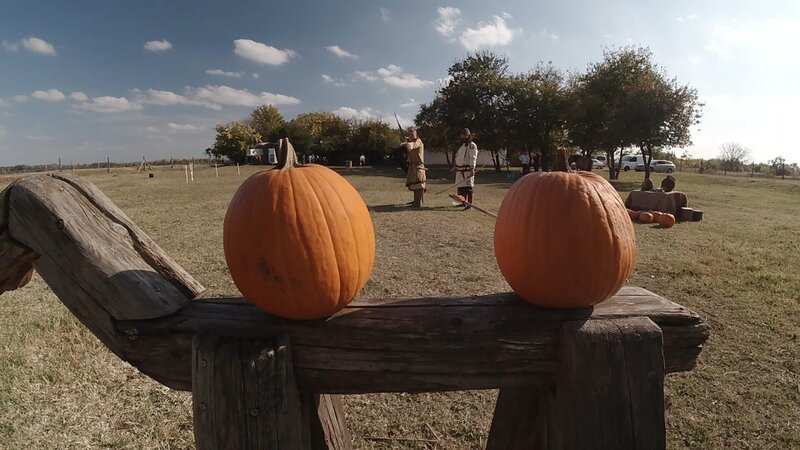Römischer Langbogen und hunnischer Kompositbogen treten in einem Experiment gegeneinander an. Welcher Pfeil ist gefährlicher? – Bild: ZDF und Jörg Rambaum