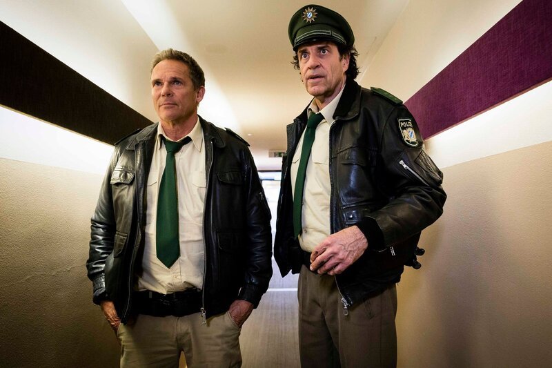 v.li.: Hubert und Staller sind hartnäckig und lassen sich nicht abwimmeln – Bild: TMG