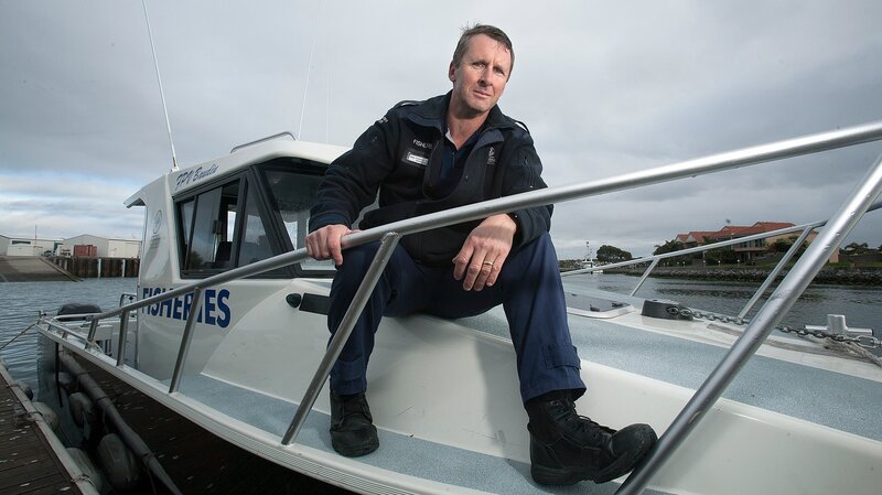 South Australian Fisheries officer Andrew Carr in Port Lincoln in South Australia – Bild: Discovery Channel /​ Isobel Chia – Picture Desk Serve /​ Discovery Communications
