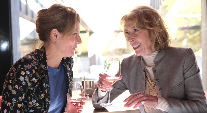 Constanze Laux (Adele Neuhauser, rechts) und Karin Biederstädt (Caroline Frank). – Bild: Jacqueline Krause-Burberg / BR / Bavaria Fiction GmbH Constanze Laux (Adele Neuhauser, rechts) und Karin Biederstädt (Caroline Frank). – Bild: Jacqueline Krause-Burberg / BR / Bavaria Fiction GmbH