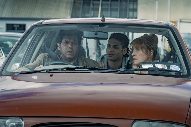 Um herausfinden, was an der Sache mit dem Toten aus dem Fluss faul ist, spannt Harry (Jane Seymour, r.) ihren Kumpel Glenn (Paul Tylak, l.) und ihren Schützling Fergus (Rohan Nedd, M.) für Observierungen ein. – Bild: ZDF und Bernard Walsh/​Zoe Production DAC/​AcornTV