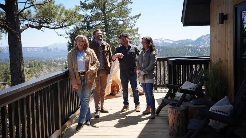 Jessica and Jason Mannon and Ben and Cristi Dozier stand on the Mannons’ newly renovated back deck, all smiles about the changes that have been made to the home, as seen on Building Roots, Season, 2. – Bild: Warner Bros. Discovery