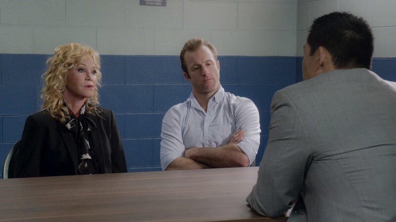 Während Dannys (Scott Caan, r.) Mutter Clara (Melanie Griffith, l.) vom FBI über den Tod ihres Sohnes befragt wird, muss Steve zusammen mit einem Autisten einen Mordfall aufklären … – Bild: 2016 CBS Broadcasting, Inc. All Rights Reserved Lizenzbild frei