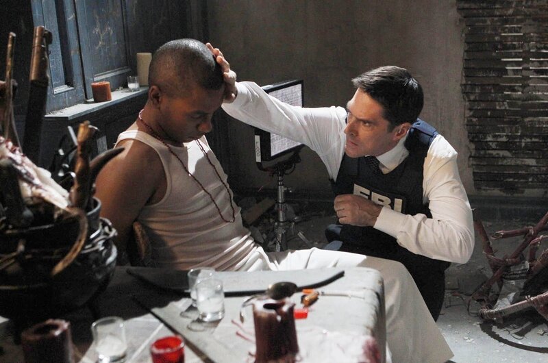 L-R: Elian Morales  (Barnaby Barrilla) und Aaron Hotchner (Thomas Gibson) – Bild: PLURIMEDIA (ABC Studios)