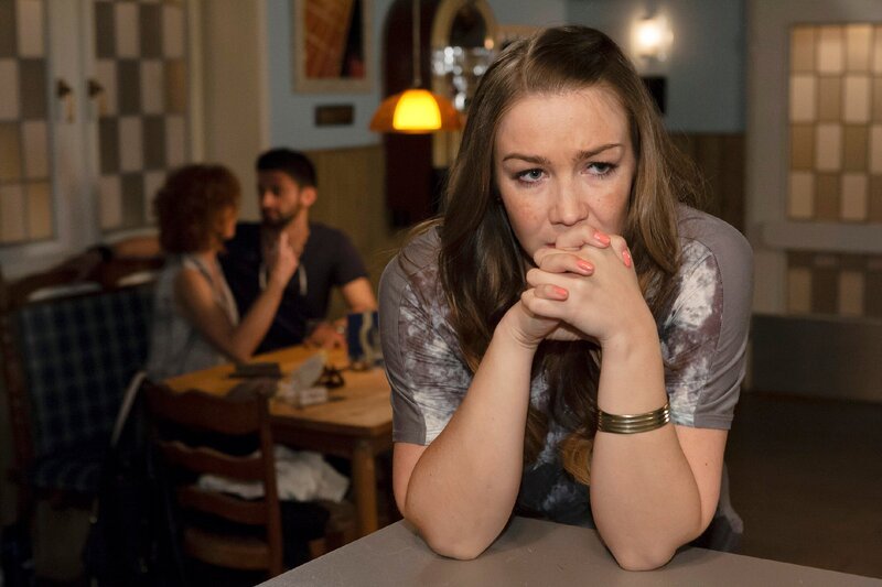 Nachdem ihre Mutter die Situation gerettet hat, hofft Katja (Anna-Katharina Samsel) nun, dass sie und Can ihre kriselnde Beziehung endlich wieder auf Kurs bringen können. – Bild: RTL /​ Kai Schulz