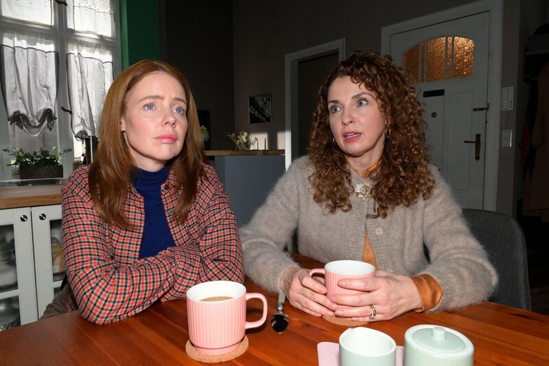 In ihrer Sorge um Erik vertraut sich Toni (Olivia Marei, l.) ihrer Mutter Nina (Maria Wedig) an. – Bild: RTL /​ Rolf Baumgartner /​ Panik