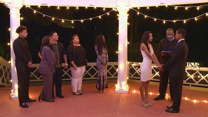 CHANTEL WYLIE and PEDRO JOSE JIMENO JR. are wed by Bishop LEROY WATSON in the presence of RIVER EVERETT, KAREN EVERETT, THOMAS EVERETT, WINTER EVERETT and GERDA KANKAM. – Bild: TLC /​ Discovery Communications