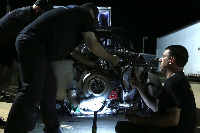 Daddy Dave and crew try to make quick work of engine trouble. – Bild: Discovery Communications, LLC