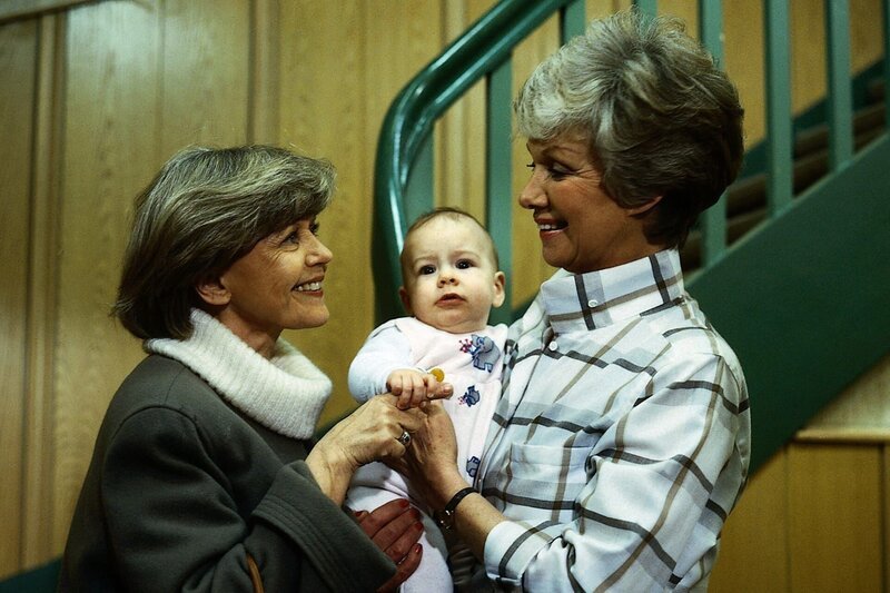 Unerwarteter Besuch: Gräfin von Strelenau (Gisela Peltzer, l.) weilt für einige Tage in Berlin und möchte sich um Klein-Katharina kümmern. Hannelore Wichert (Maria Sebaldt, r.) ist das nicht so recht. – Bild: ZDF und Barbara Oloffs/​Terranova