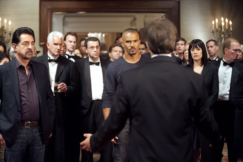 Bei den Ermittlungen in einem neuen Fall, stoßen Prentiss (Paget Brewster, 3.v.r.), Morgan (Shemar Moore, 6.v.l.) und Rossi (Joe Mantegna, l.) auf James Stanworth (Philip Casnoff, vorne). Doch ist er der gesuchte Täter? – Bild: American Broadcasting Companies, Inc. /​ Lewis Jacobs