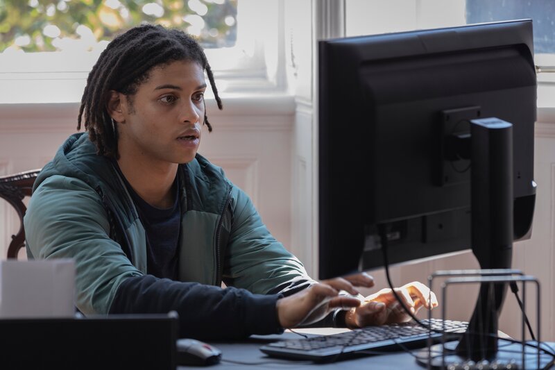 Zum Glück kann sich Harry auf ihren Schützling Fergus (Rohan Nedd) verlassen. Der junge Mann sucht für sie nach möglichen Tätern und Mordmotiven. – Bild: Allen Kiely/​Zoe Production DAC/​AcornTV /​ ZDF