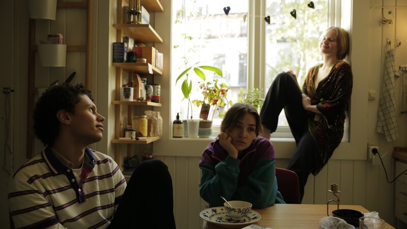 Lotte (Hanna Heider Hov, r.) wird klar, dass sie allein Klara (Darin Hagi, M.) nicht dazu bringen kann, über den Vorfall zu sprechen. Sie braucht Hilfe von Klaras besten Freund Mo (Kayd Wacays, l.), um endlich zu ihr durchzudringen. – Bild: Wild Bunch /​ ZDF