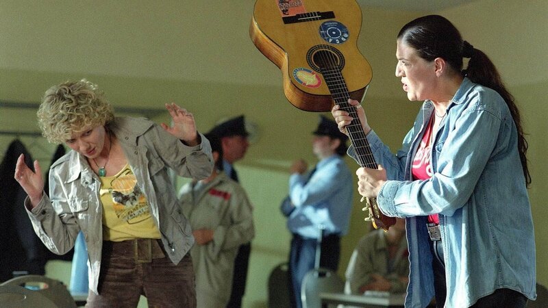 Ines (Anna Holmes, li.) besucht Walter (Katy Karrenbauer) und bringt ihr als Geschenk eine Gitarre mit. Walter ist allerdings sehr nachtragend und geht mit der Gitarre auf Ines los … – Bild: MG RTL D