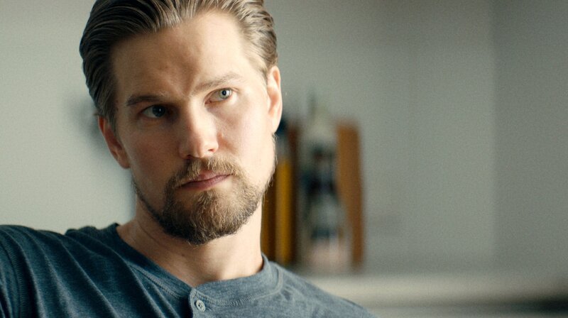 Tommy (Mads Sjørgård Pettersen) verliert das Vertrauen in seine Freundin. – Bild: ARD Degeto/​Wisting Sesong 2 (Cinenord)/​NENT/​Reproeresen