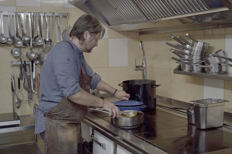 Jürgen Csencsits beim Kochen. – Bild: Servus TV /​ Andy Graf