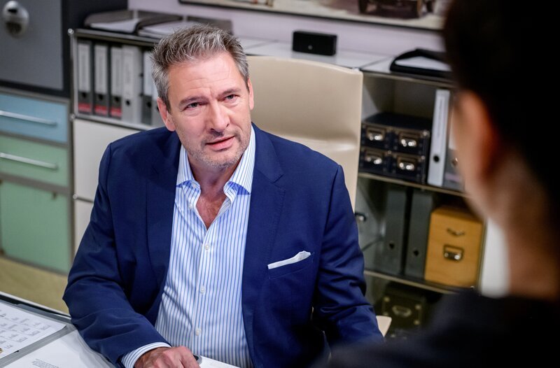 Lale (Yeliz Simsek, r.) fällt es schwer, Christoph (Dieter Bach, l.) über ihre Beziehung mit Leo anzulügen. – Bild: ARD/​WDR/​Christof Arnold