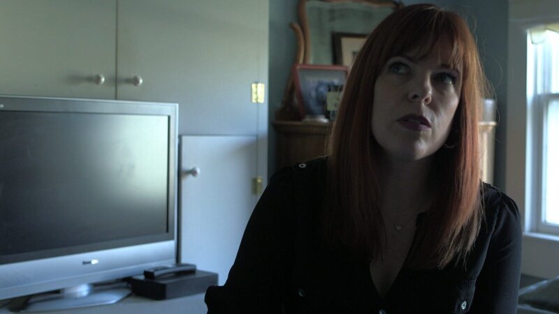Paranormal investigator Amy Bruni listens carefully for any strange activity in the Masters home. – Bild: Travel Channel