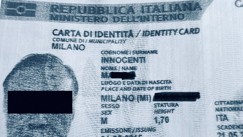 Mit einem gefälschten Ausweis klaute Mario Innoccenti einen Luxuswagen bei einer Probefahrt. – Bild: ZDF und SWR