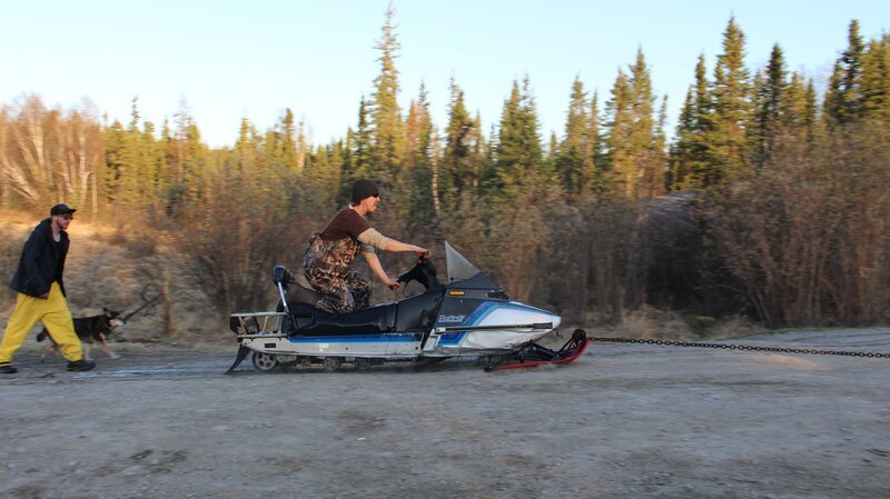 Stephan and Ryan take the snow ski onto land. – Bild: Discovery Communications, Inc.